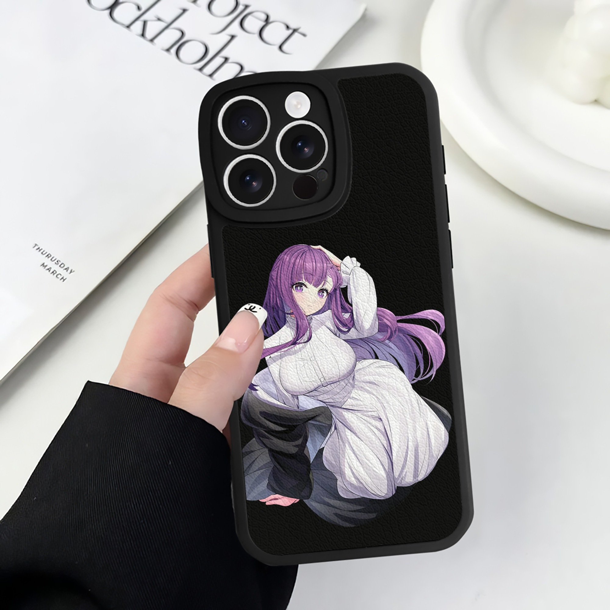 （画像用） 葬送のフリーレン Frieren 【iPhone 16シリーズ対応】シリコンスマホケース（レザー調） 材質：シリコン